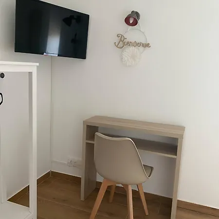 Les Avec Sdb,1 L'interieur Completement Renove En 2024,plage Du Debarquement 5 Minutes A Pied Värdshus