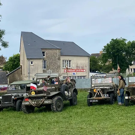 Les Avec Sdb,1 L'interieur Completement Renove En 2024,plage Du Debarquement 5 Minutes A Pied Värdshus *
