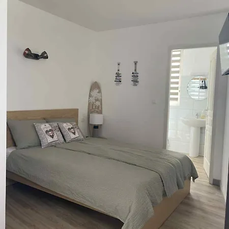 Les Avec Sdb,1 L'interieur Completement Renove En 2024,plage Du Debarquement 5 Minutes A Pied Värdshus Vierville-sur-Mer