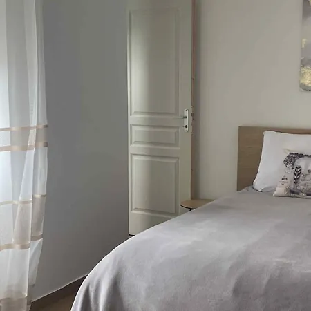 Les Avec Sdb,1 L'interieur Completement Renove En 2024,plage Du Debarquement 5 Minutes A Pied Värdshus *